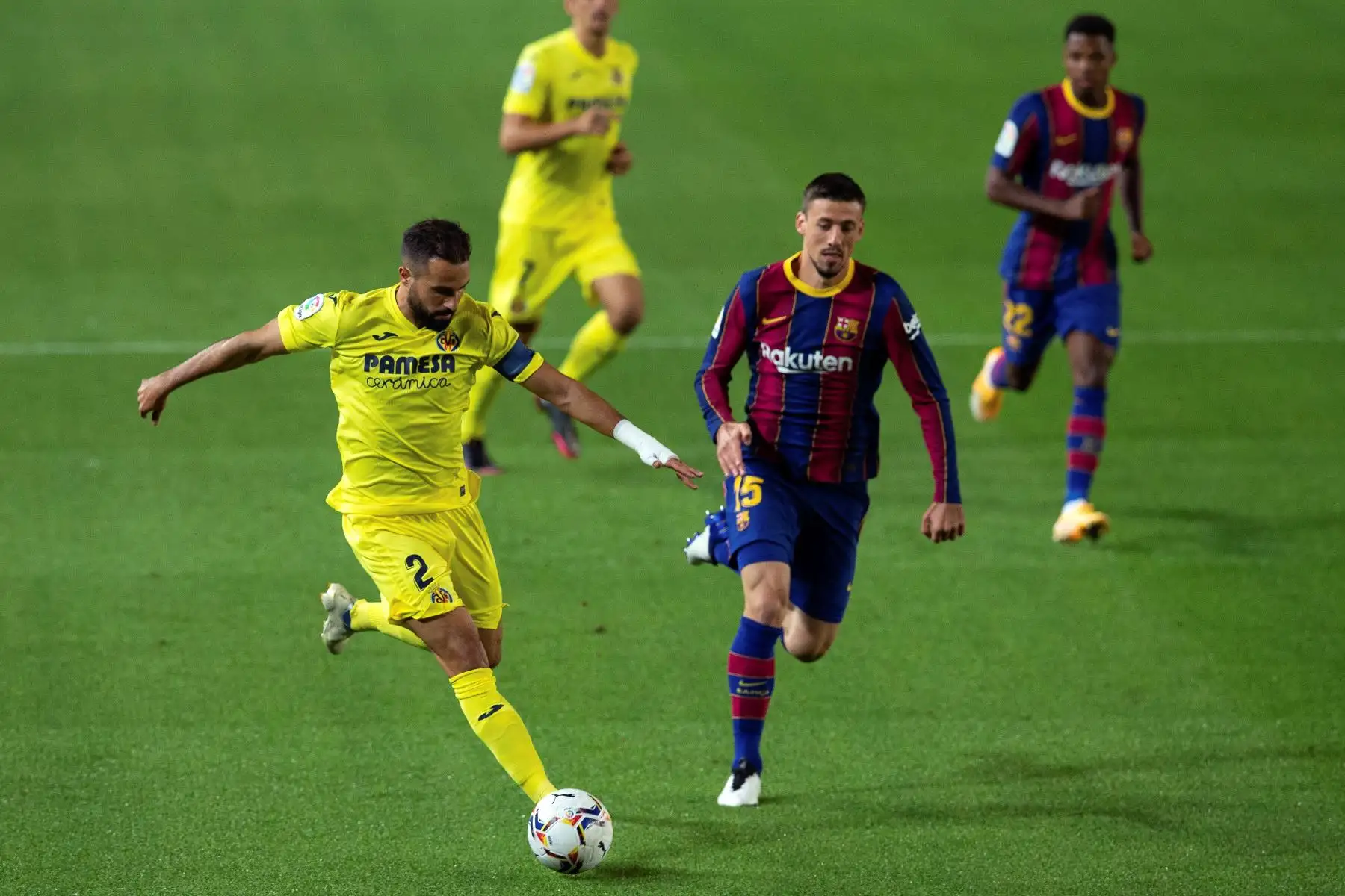 El defensa del Villarreal Mario Gaspa y el defensa francés del FC Barelona, Clement Lenglet, disputan el balón durante el partido correspondiente a la tercera jornada de Liga, en el estadio Camp Nou de Barcelona. Foto: EFE