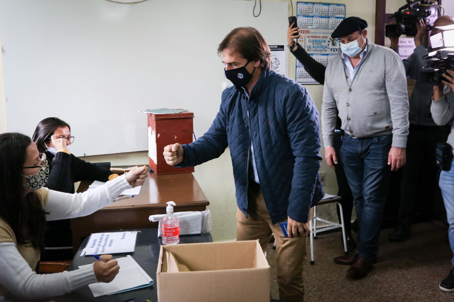 El presidente de Uruguay Luis Lacalle Pou, vota durante el desarrollo de las elecciones regionales, en Montevideo -Uruguay.
Foto: EFE