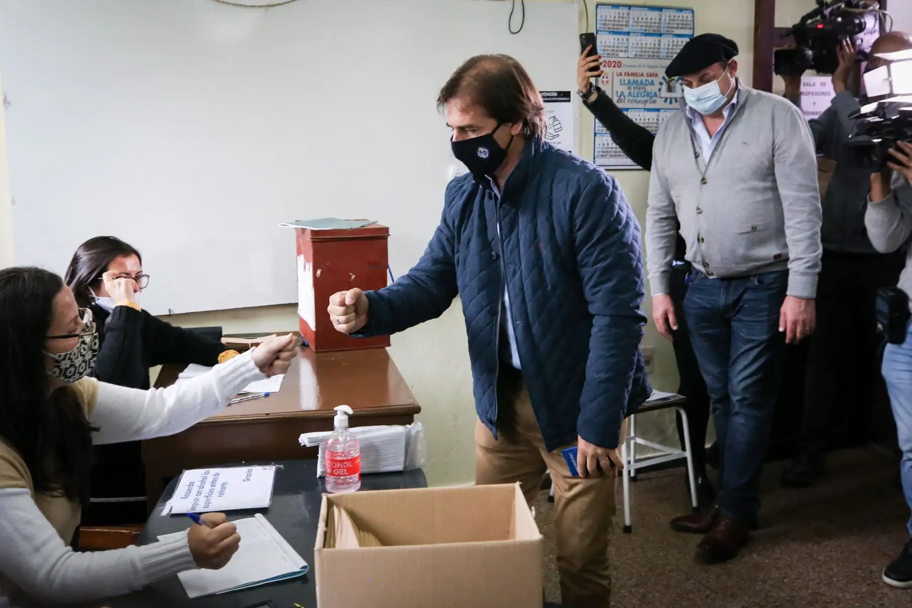 El presidente de Uruguay Luis Lacalle Pou, vota durante el desarrollo de las elecciones regionales, en Montevideo -Uruguay.
Foto: EFE