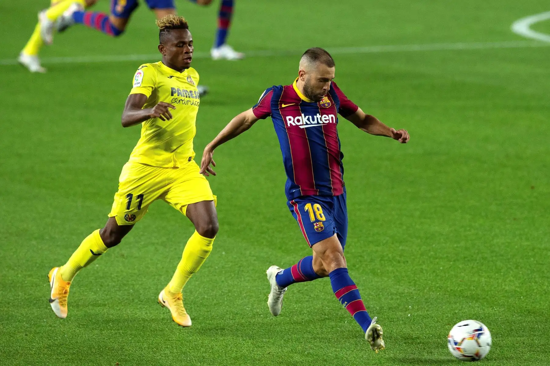 El defensa del FC Barcelona, Jordi Alba disputa el balón ante el centrocampista nigeriano del VIllarreal, Samuel Chukwueze, durante el partido correspondiente a la tercera jornada de Liga que disputan en el estadio Camp Nou de Barcelona. Foto: EFE