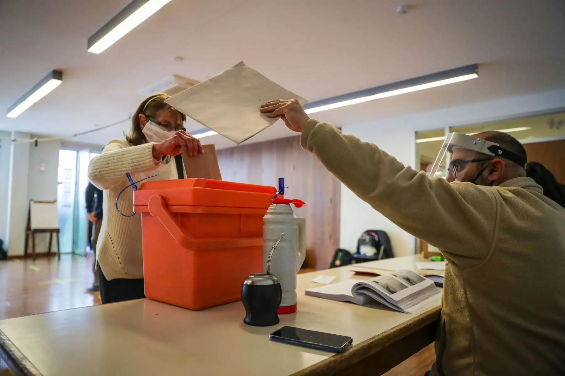 Una mujer vota durante el desarrollo de las elecciones departamentales, en Montevideo (Uruguay). Unos 2,7 millones de ciudadanos están llamados a votar en los 7.130 centros de votación que abrieron sus puertas  en Uruguay.
Foto: EFE