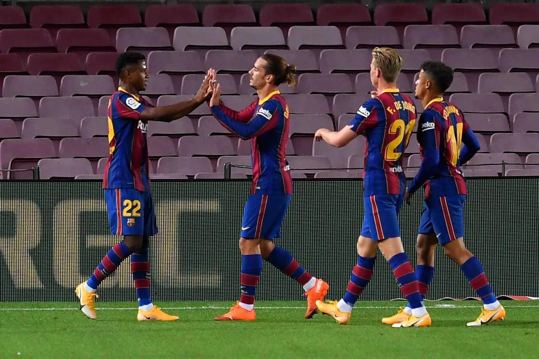 El delantero español del Barcelona Ansu Fati celebra con sus compañeros de equipo después de anotar un segundo gol durante el partido de fútbol de la liga española. Foto: AFP