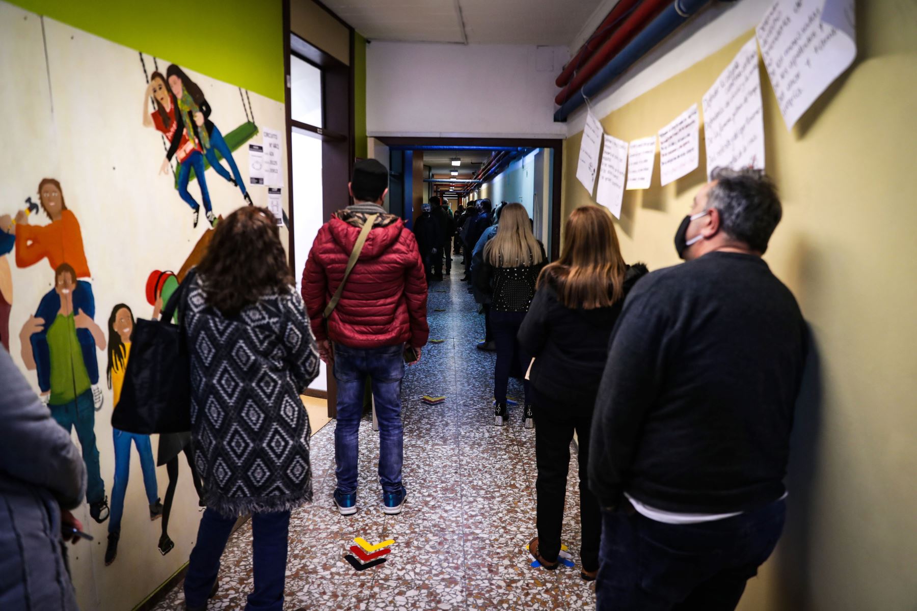 Personas esperan en fila para ingresar a los centros electorales durante el desarrollo de las elecciones departamentales, en Montevideo - Uruguay. 
Foto: EFE