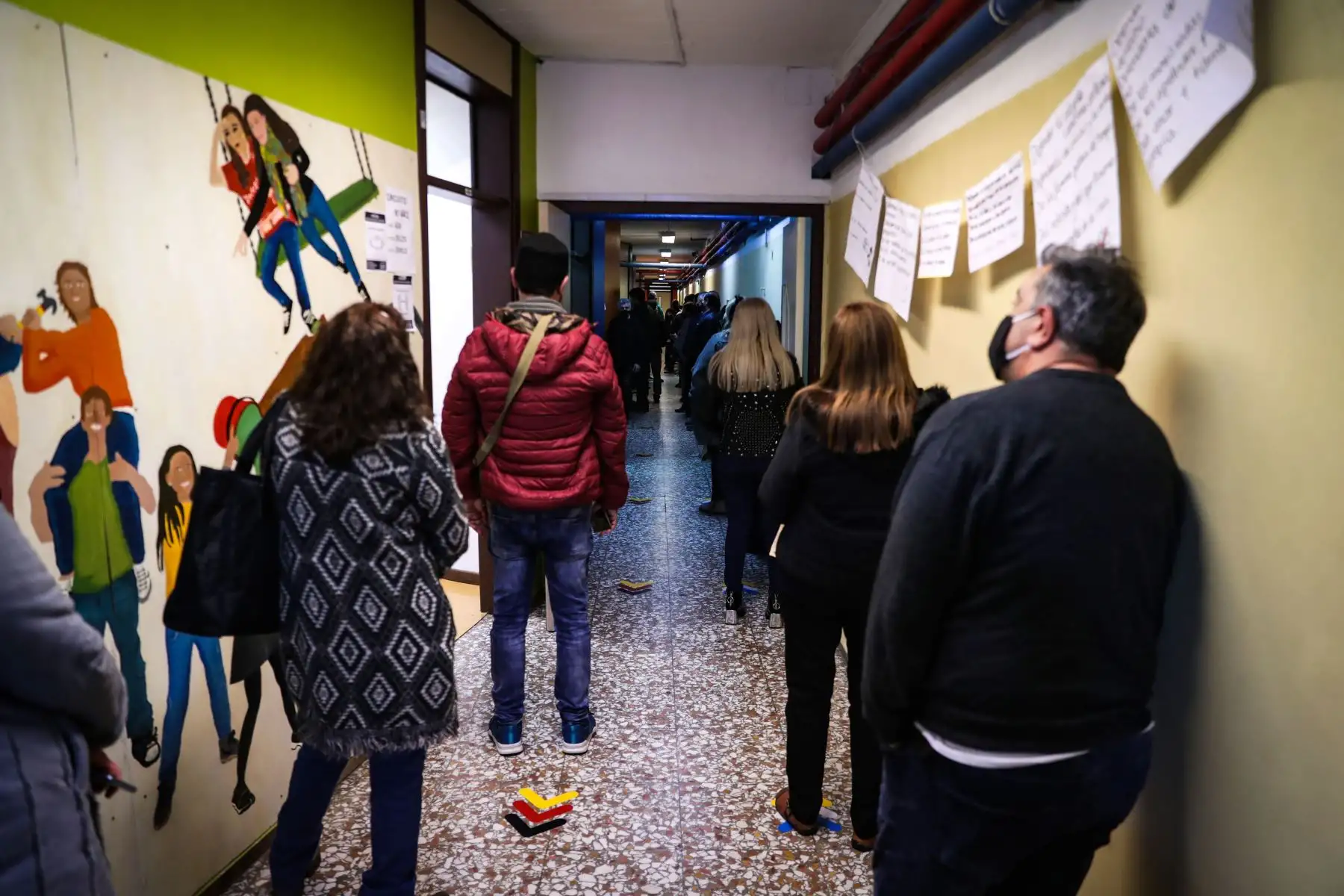 Personas esperan en fila para ingresar a los centros electorales durante el desarrollo de las elecciones departamentales, en Montevideo - Uruguay. 
Foto: EFE