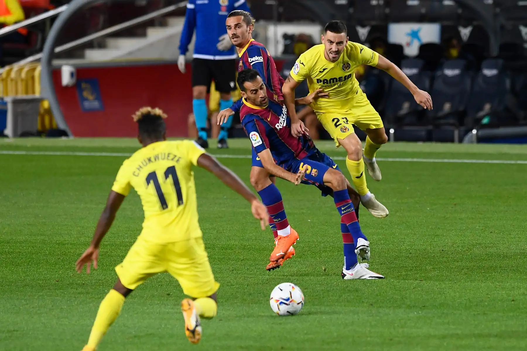El centrocampista español del Villarreal, Moisés Gómez, desafía al mediocampista español del Barcelona, Sergio Busquets, durante el partido de fútbol de la liga española. Foto: AFP