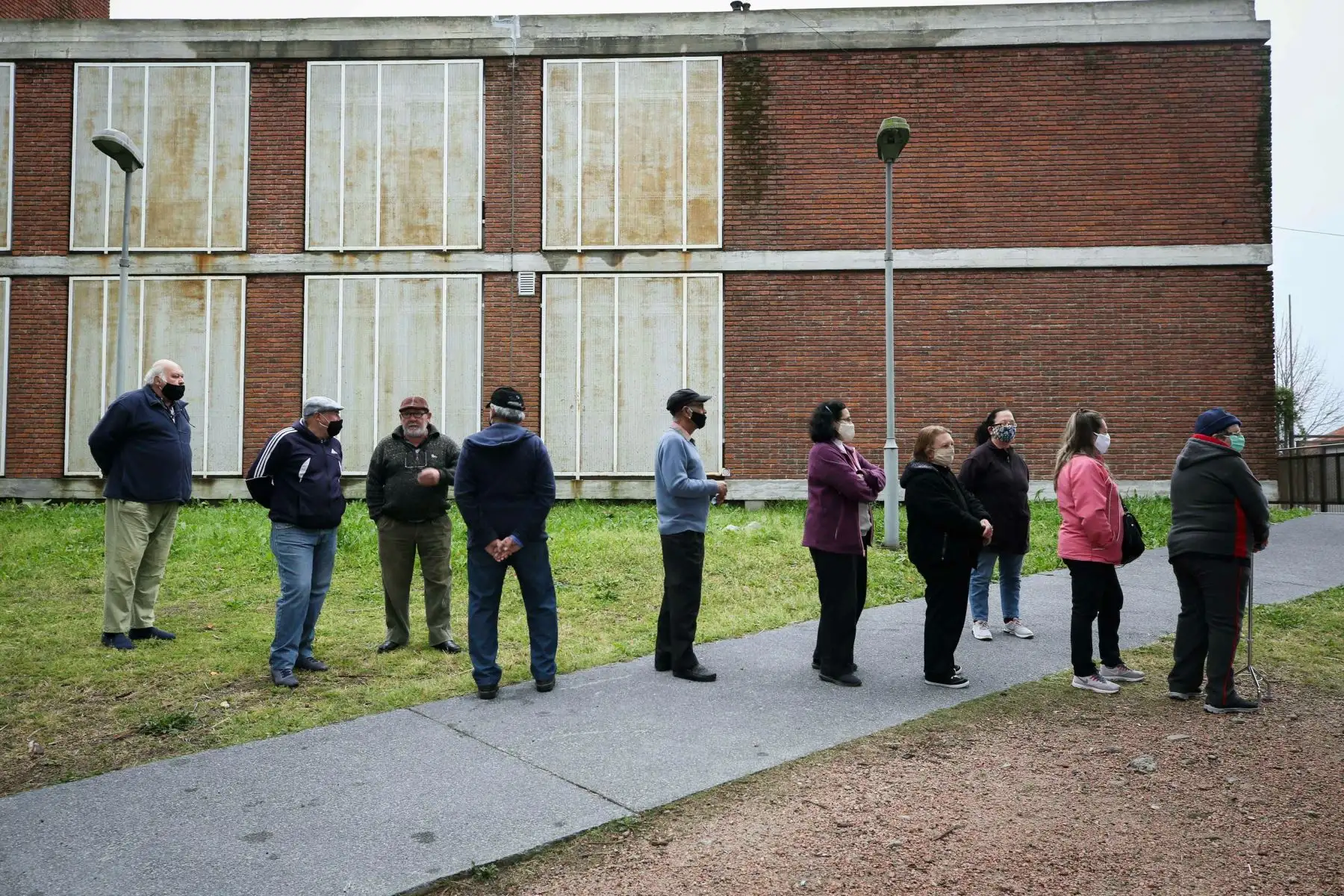 Personas hacen fila para votar  durante el desarrollo de las elecciones departamentales, en Montevideo. 
Foto: EFE