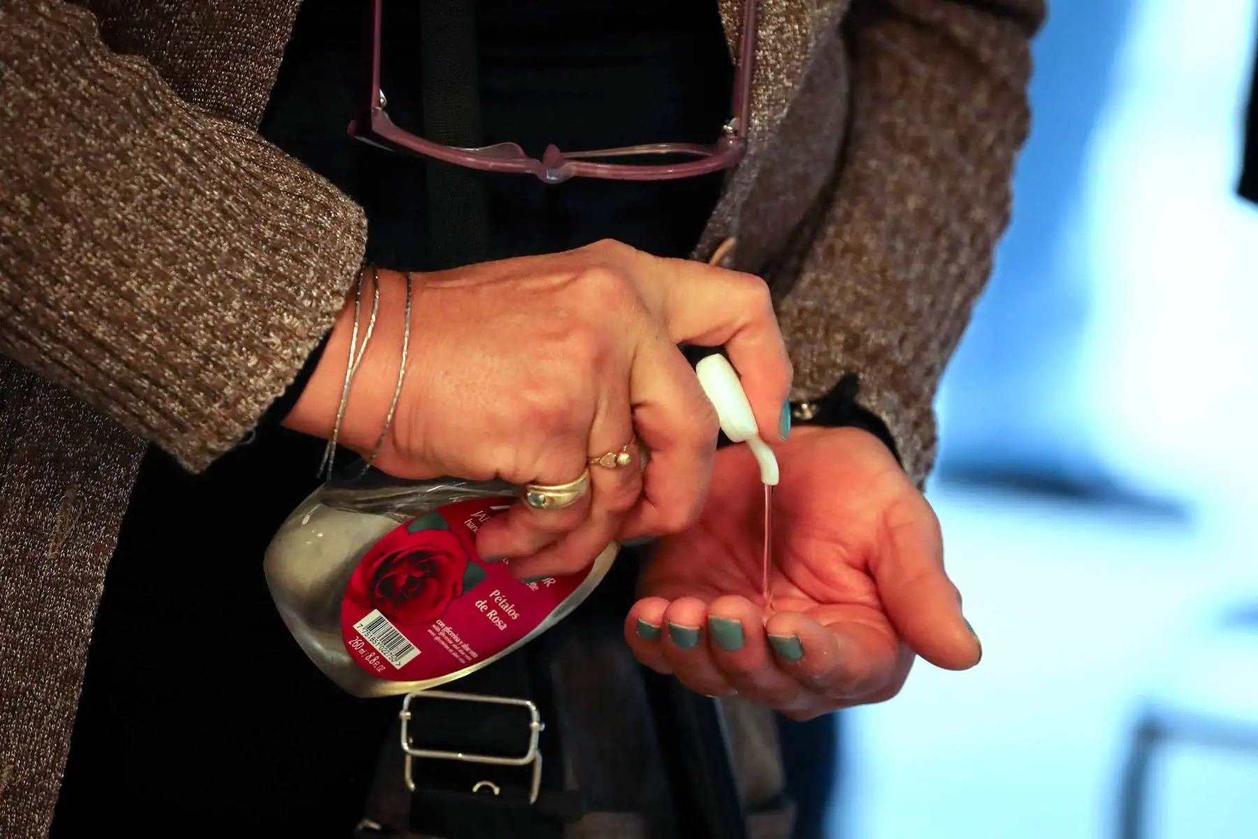 Una mujer se desinfecta las manos con gel hidroalcohólico antes de ejercer su derecho al voto, durante el desarrollo de las elecciones departamentales, en Montevideo. 
Foto: EFE