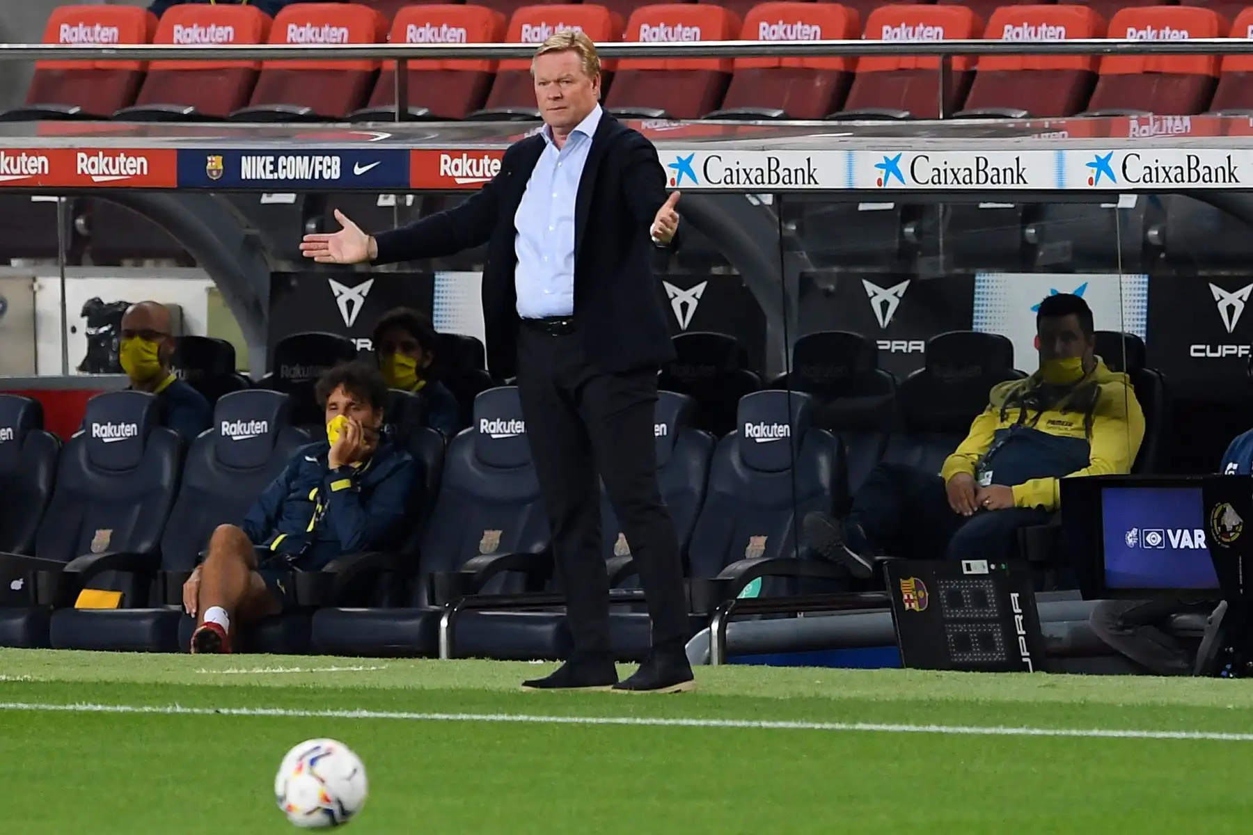 El entrenador holandés del Barcelona, ​​Ronald Koeman, hace gestos durante el partido de fútbol de la liga española entre FC Barcelona vesus el Villarreal CF, en el estadio Camp Nou. Foto: AFP