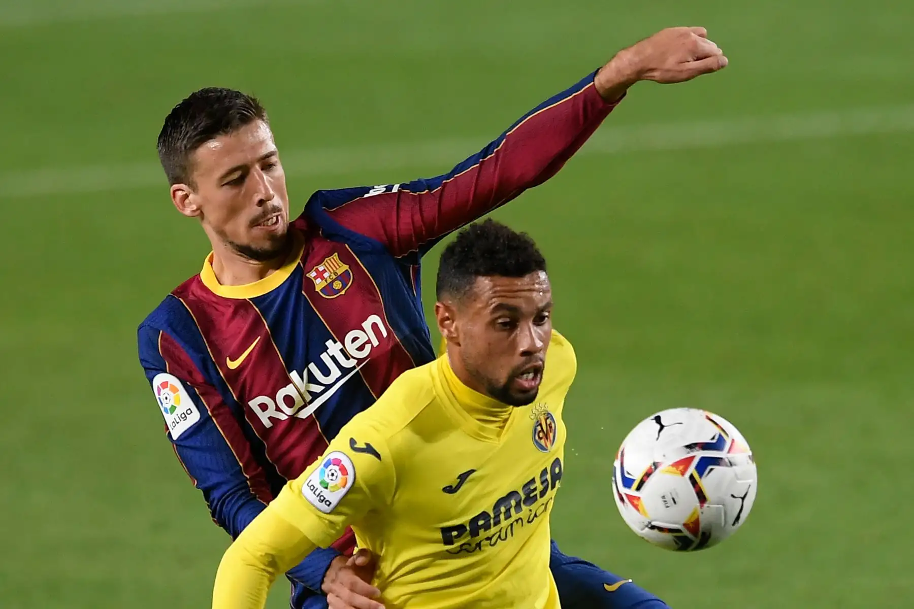 El defensa francés del Barcelona, Clement Lenglet, desafía al mediocampista francés del Villarreal, Francis Coquelin, durante el partido de fútbol de la liga española. Foto: AFP