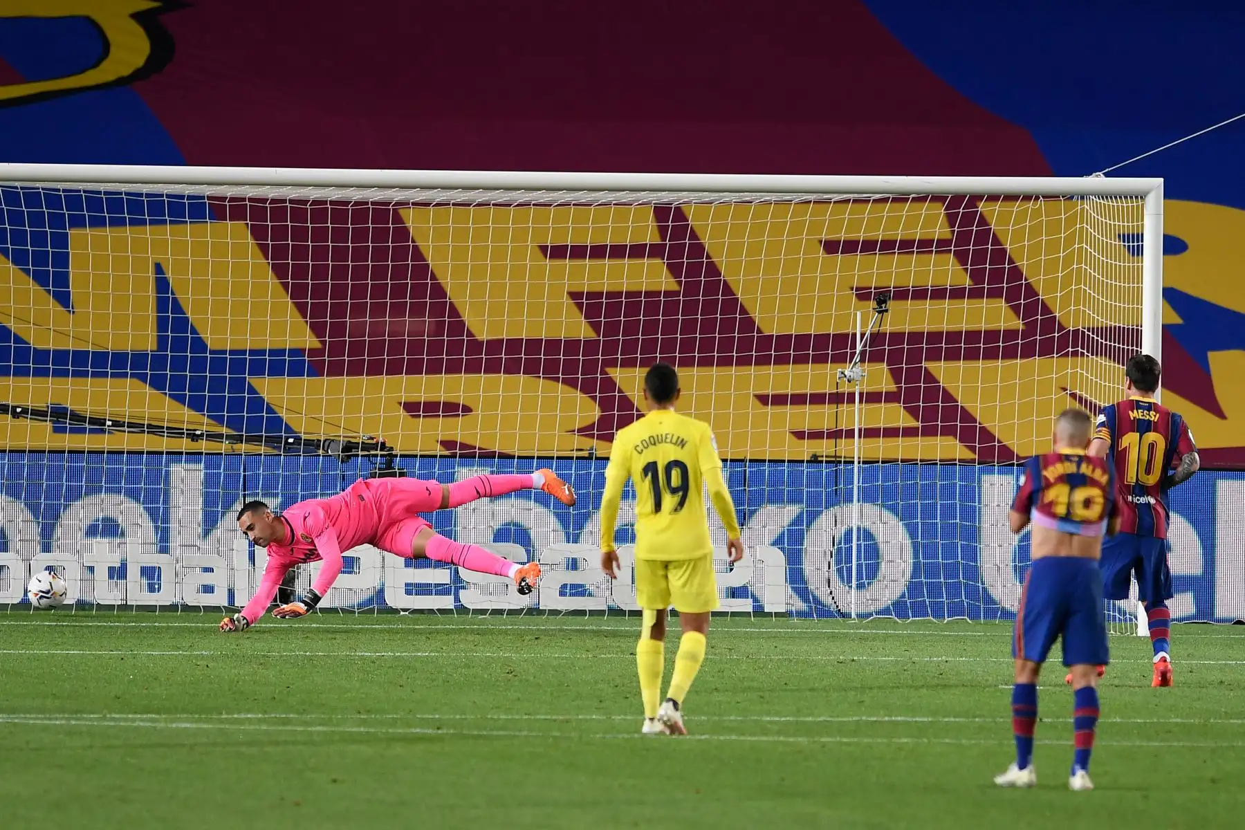 El delantero argentino del Barcelona Lionel Messi marca un penalti durante el partido de fútbol contra Villarreal por la liga española. Foto: AFP