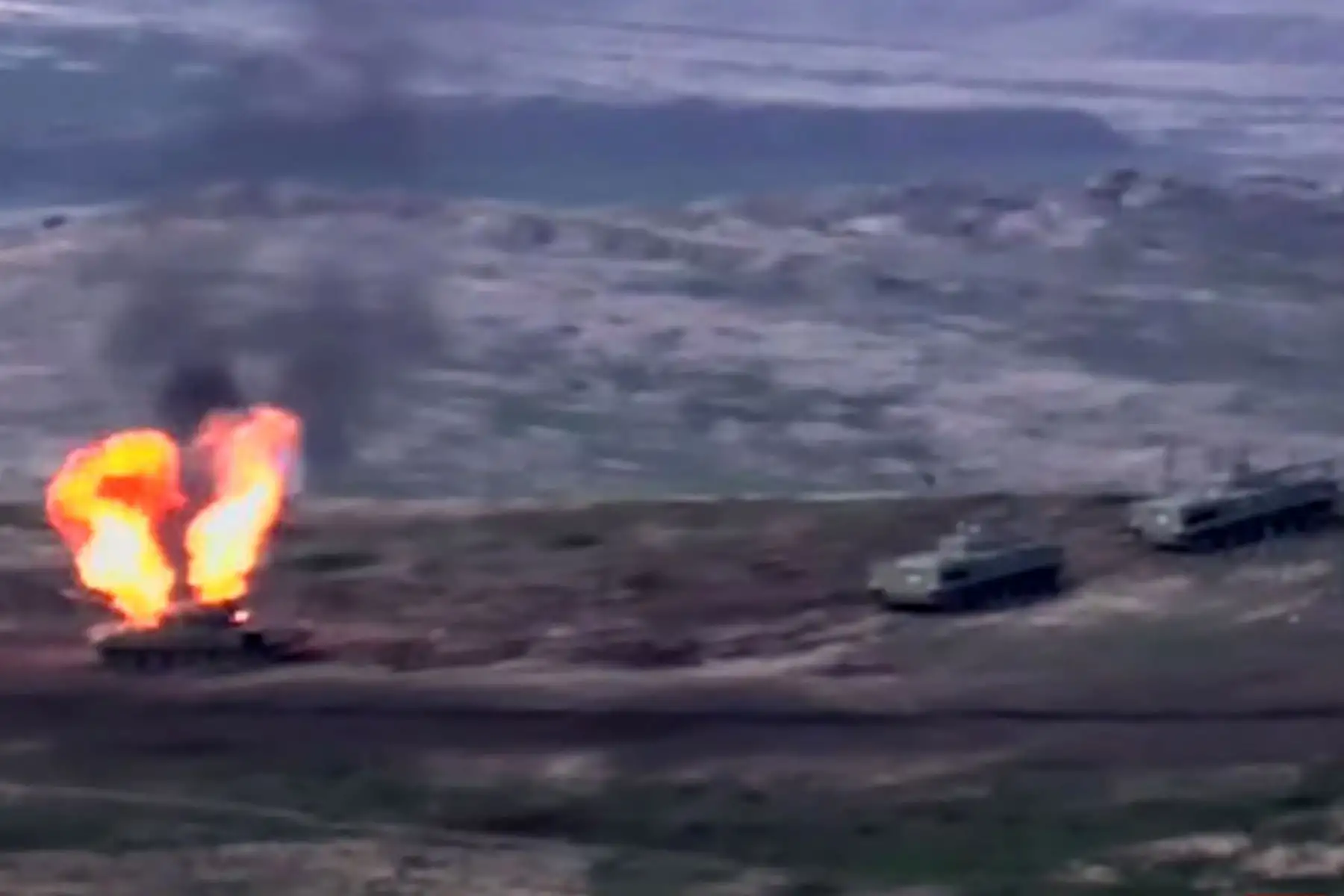 Una captura de imagen tomada de un video disponible en el sitio web oficial del Ministerio de Defensa armenio, muestra supuestamente la destrucción de vehículos militares azeríes durante los enfrentamientos entre separatistas armenios y Azerba.
Foto: AFP