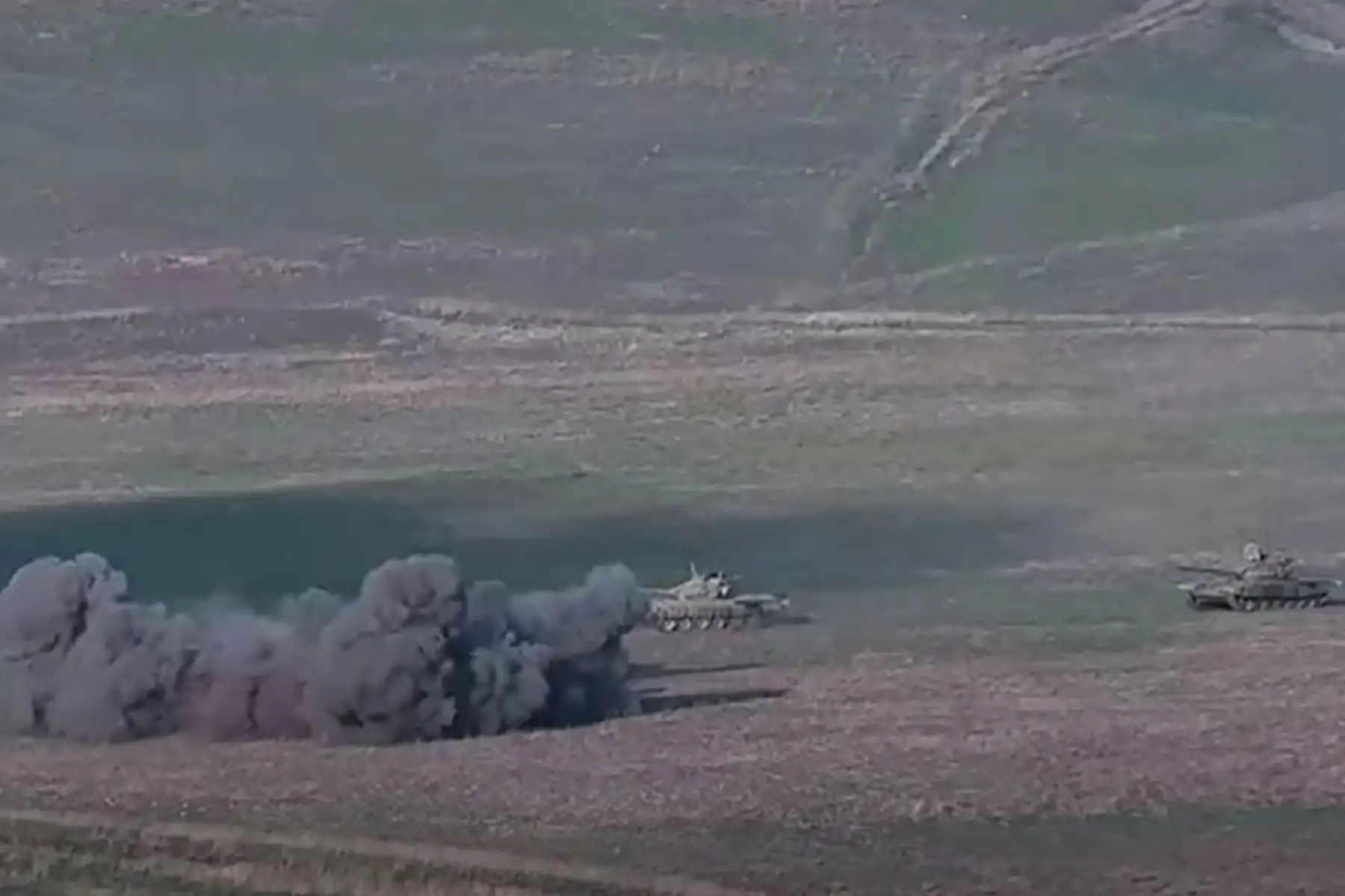 Una captura de imagen tomada de un video disponible en el sitio web oficial del Ministerio de Defensa de Armenia, supuestamente muestra la destrucción de tanques azeríes durante los enfrentamientos.
Foto: AFP