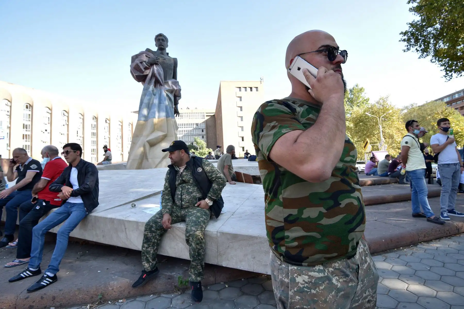Voluntarios y veteranos, que están listos para ir a la línea del frente en Nagorno Karabaj, se reúnen en Ereván . Los archienemigos Armenia y Azerbaiyán  se acusaron mutuamente de iniciar los enfrentamientos mortales a lo largo de la disputada línea del frente de Nagrorny Karabaj. que han cobrado bajas militares y civiles en ambos lados.
Foto: AFP