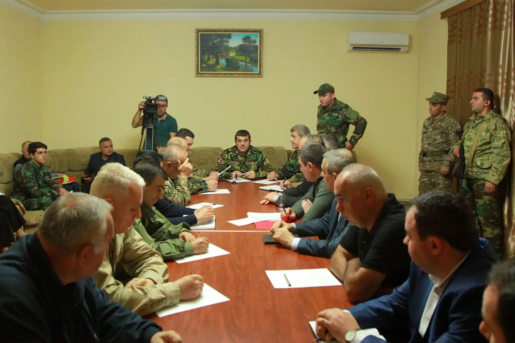 El líder de Karabaj, Arayik Harutyunyan, preside una reunión del Consejo de Seguridad en la ciudad principal de Nagorno-Karabaj, Stepanakert. Los enemigos armenios de Armenia y Azerbaiyán  se acusaron mutuamente.
Foto: AFP