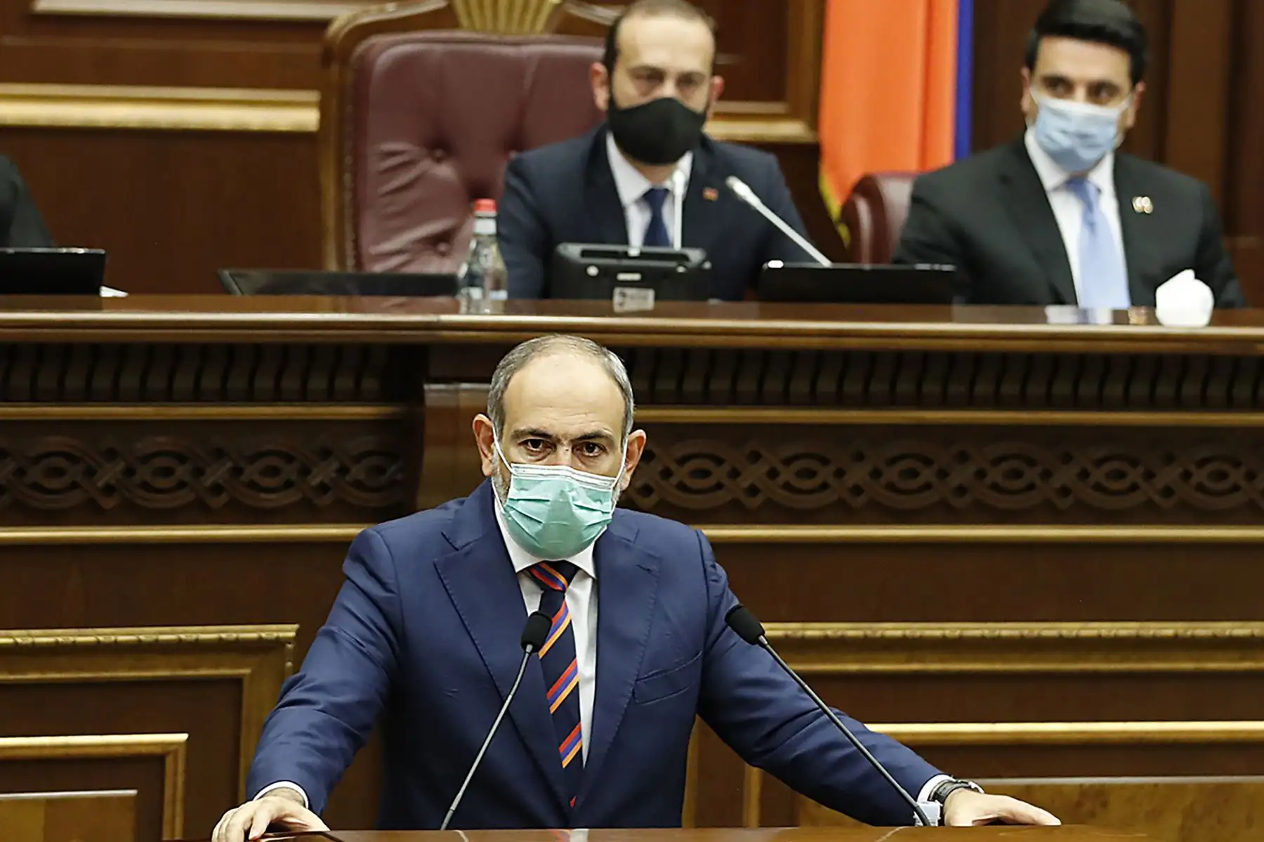 El primer ministro armenio, Nikol Pashinyan, pronuncia un discurso en el parlamento en Ereván . Los archienemigos Armenia y Azerbaiyán  se acusaron mutuamente de iniciar enfrentamientos mortales que se cobraron al menos 23 vidas durante una disputa territorial de décadas.
Foto: AFP