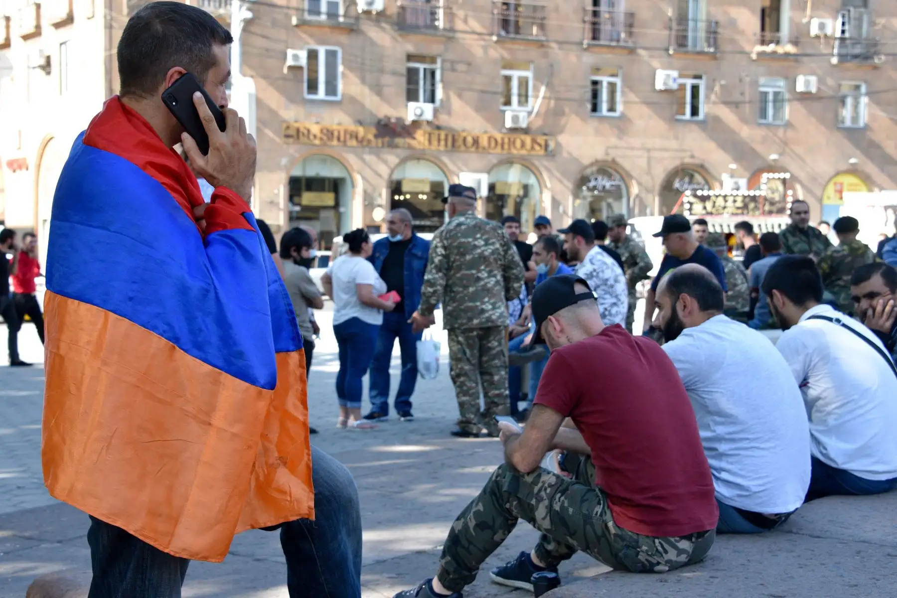 Voluntarios y veteranos, que están listos para ir a la línea del frente en Nagorno Karabaj, se reúnen en Ereván . Los archienemigos Armenia y Azerbaiyán se acusaron mutuamente de iniciar los enfrentamientos mortales.
Foto: AFP