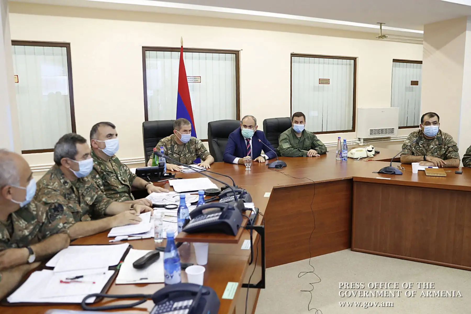 El primer ministro armenio, Nikol Pashinyan, se reúne con altos funcionarios militares en Ereván . Los archienemigos de Armenia y Azerbaiyán se acusaron mutuamente de iniciar enfrentamientos mortales que se cobraron al menos 23 vidas durante una disputa territorial de décadas.
Foto: AFP