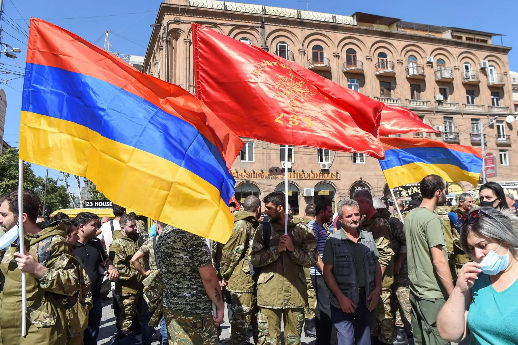 Voluntarios de la Federación Revolucionaria Armenia se reúnen para partir hacia Artsaj (región de Nagorny-Karabah), donde se ha declarado la ley marcial cerca de la estatua de Aram Manukyan en Ereván, Armenia.
Foto: EFE