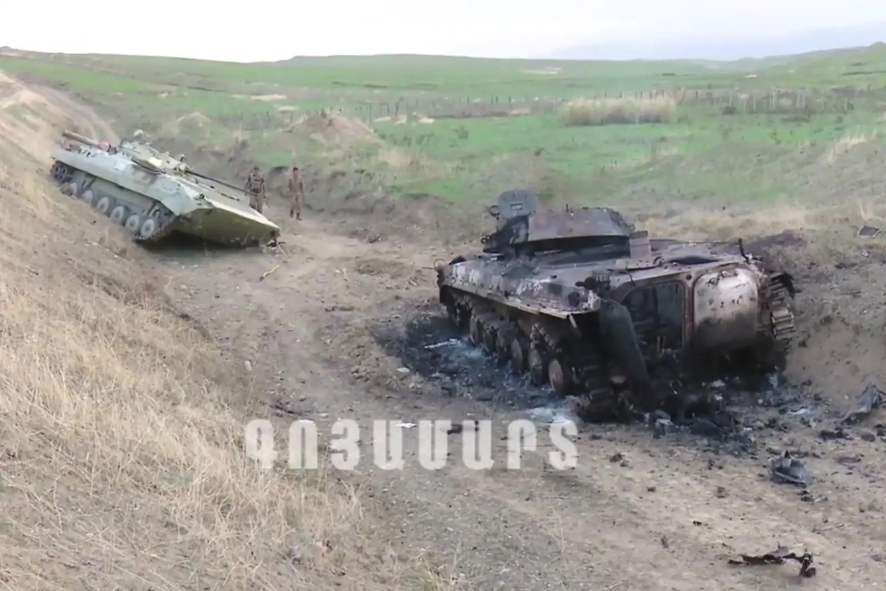 Una captura tomada de un video de un folleto publicado por el llamado Ejército de Defensa de Nagorno-Karabaj (NKR), o Ejército de Defensa de Artsaj, a través de Youtube, afirma mostrar tanques supuestamente destruidos en bombardeos. , artillería y ataques aéreos a lo largo del frente en la República de Nagorno-Karabaj, en la frontera de Armenia y Azerbaiyán.
Foto: EFE