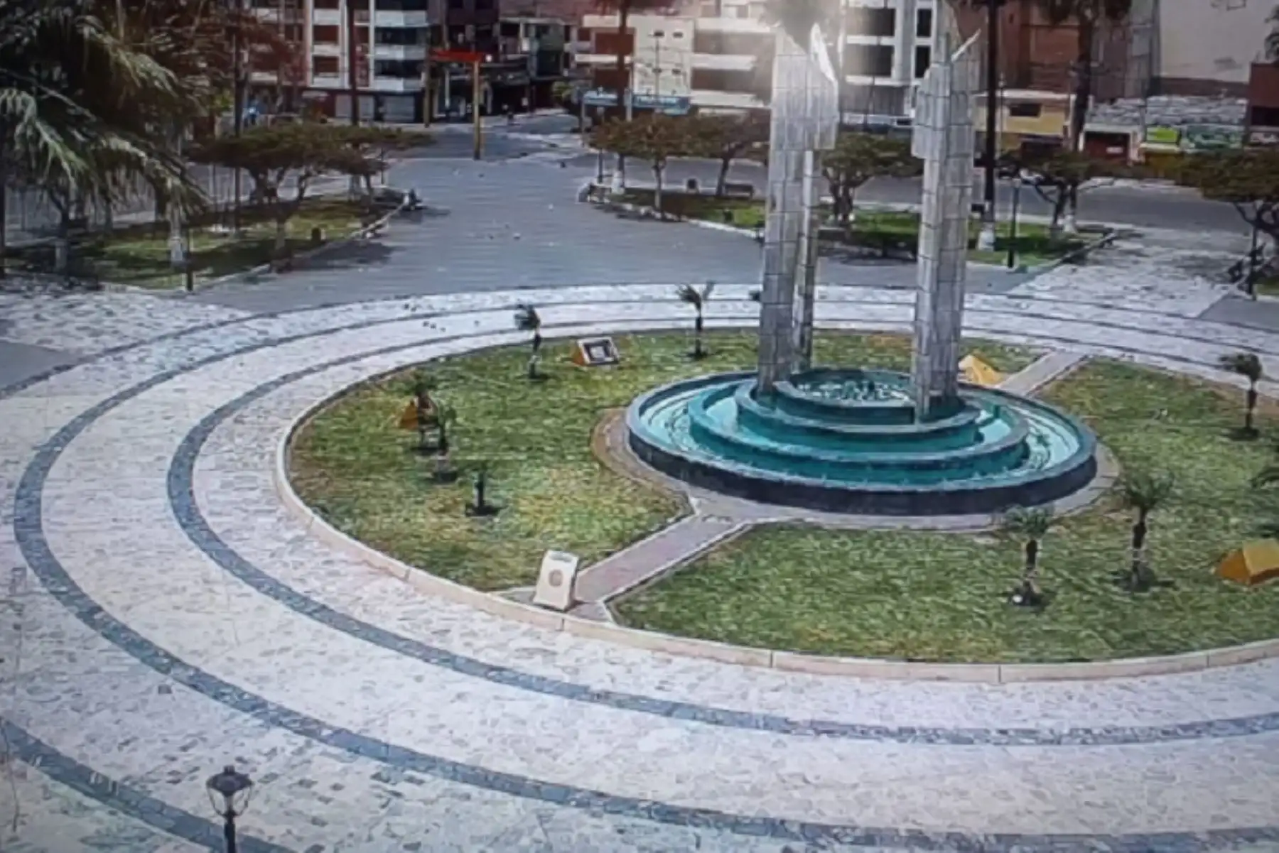 Las cámaras de seguridad de la Municipalidad Provincial del Santa captaron escenas de las más concurridas calles de la ciudad, evidenciándose totalmente desoladas.ANDINA/Difusión