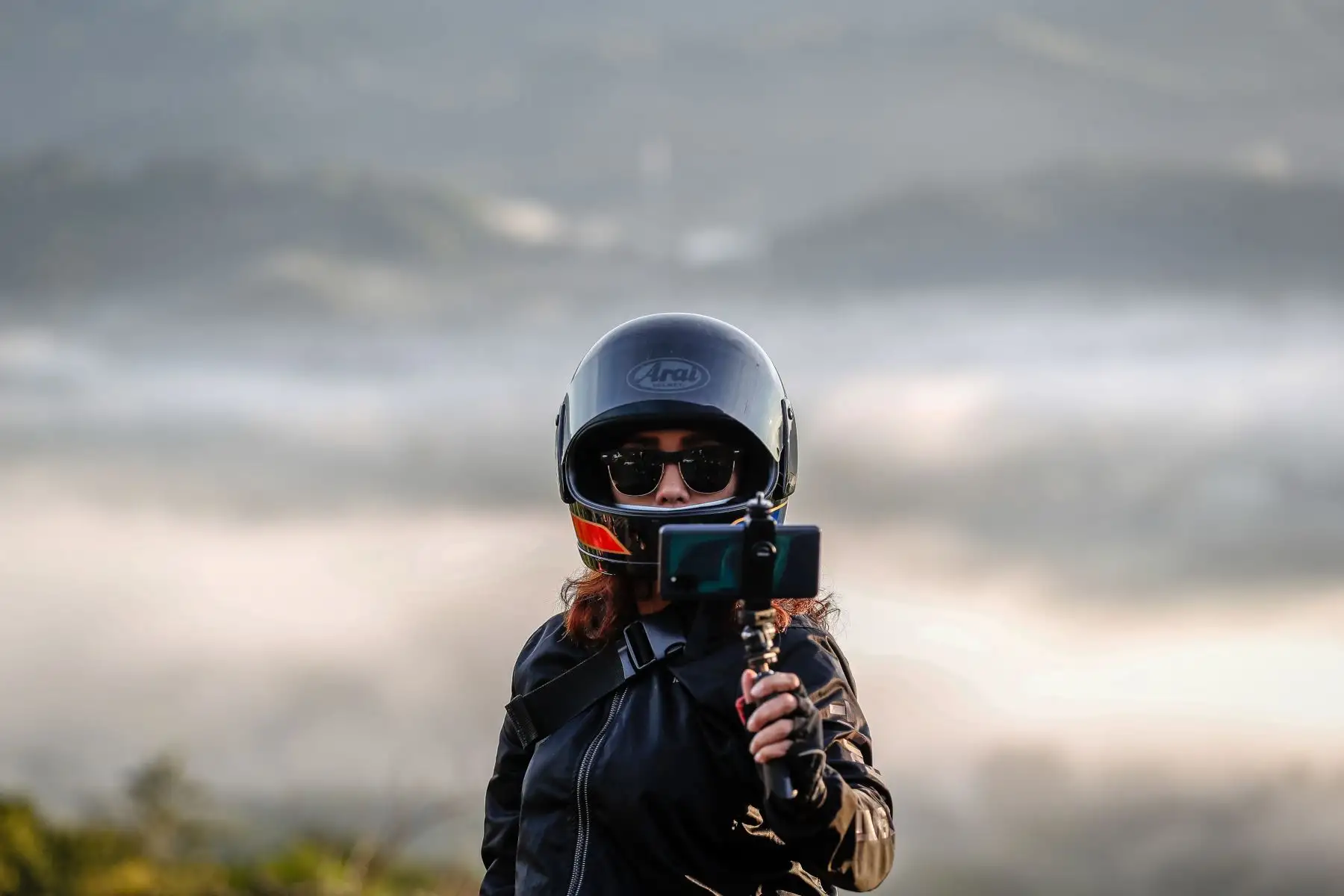Una mujer se hace un selfie con un fondo de nubes en Antipolo, Manila,  en el que se conmemora el Día Mundial del Turismo. 
Foto: EFE