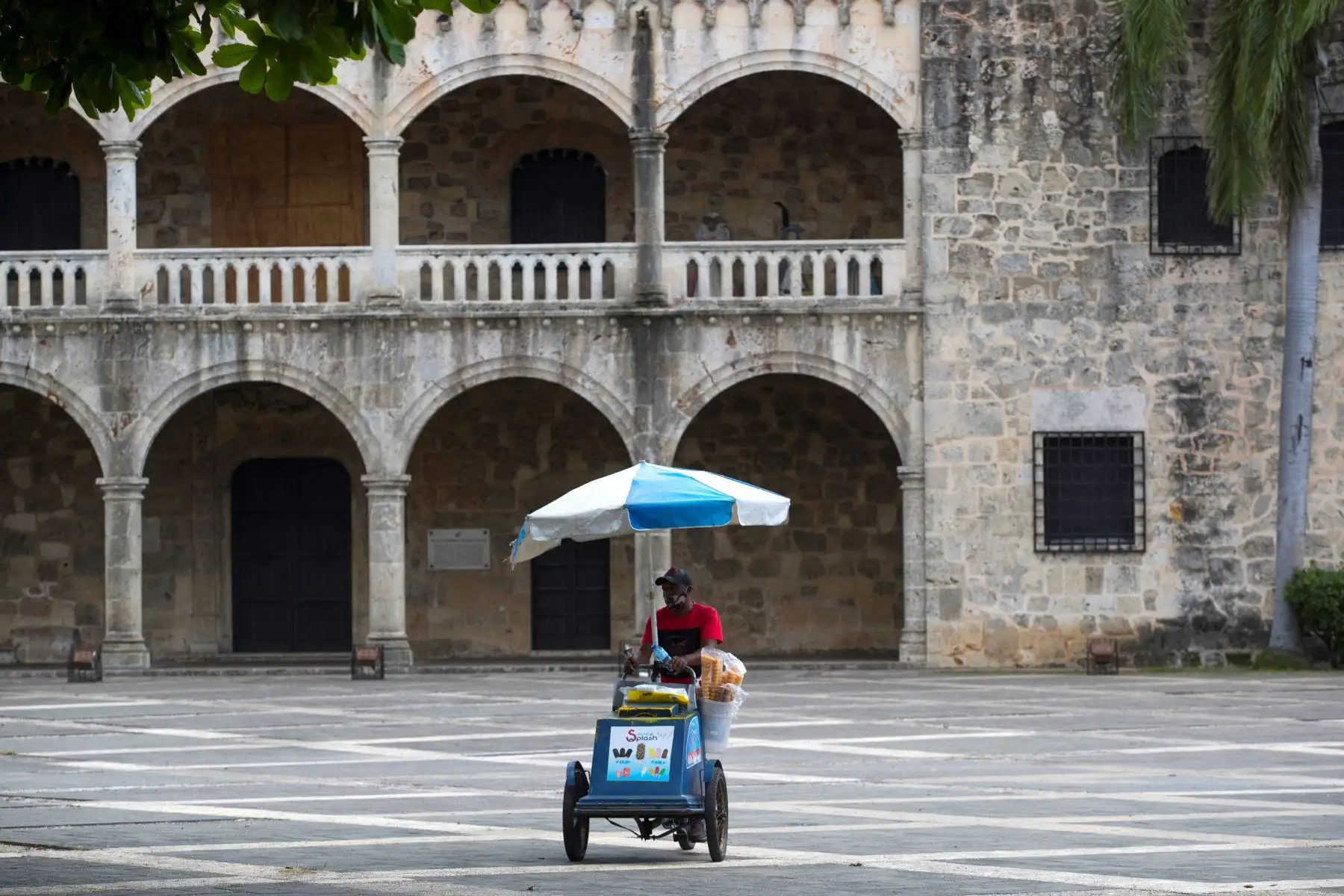 Un vendedor de helados pasa frente al Museo Alcázar de Colón, que se encuentra cerrado desde hace meses, en la turística Zona Colonial de Santo Domingo (República Dominicana). El turismo mundial celebra este domingo su "día mundial" sumido en la peor crisis de su historia, con una caída de los viajes internacionales que rondará el 70 % en este 2020 marcado por la pandemia de la covid-19.
Foto: EFE