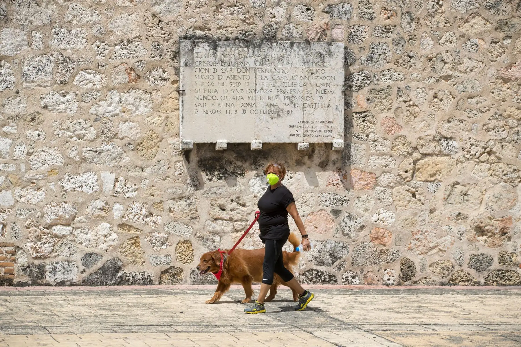 Una mujer camina junto al Museo de las Casas Reales, que se encuentra cerrado desde hace meses en la turística Zona Colonial de Santo Domingo (República Dominicana). El turismo mundial celebra este domingo su "día mundial" sumido en la peor crisis de su historia, con una caída de los viajes internacionales que rondará el 70 % en este 2020.
Foto: EFE