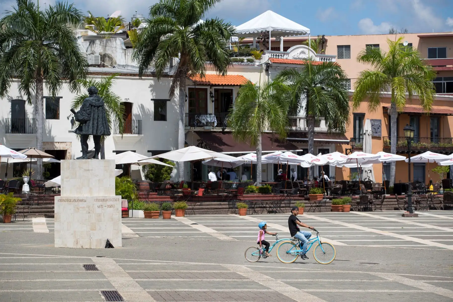 Un hombre pasea con su hija en la turística Zona Colonial de Santo Domingo (República Dominicana). El turismo mundial celebra este domingo su "día mundial" sumido en la peor crisis de su historia, con una caída de los viajes internacionales que rondará el 70 % en este 2020 marcado por la pandemia de la covid-19. 
Foto: EFE