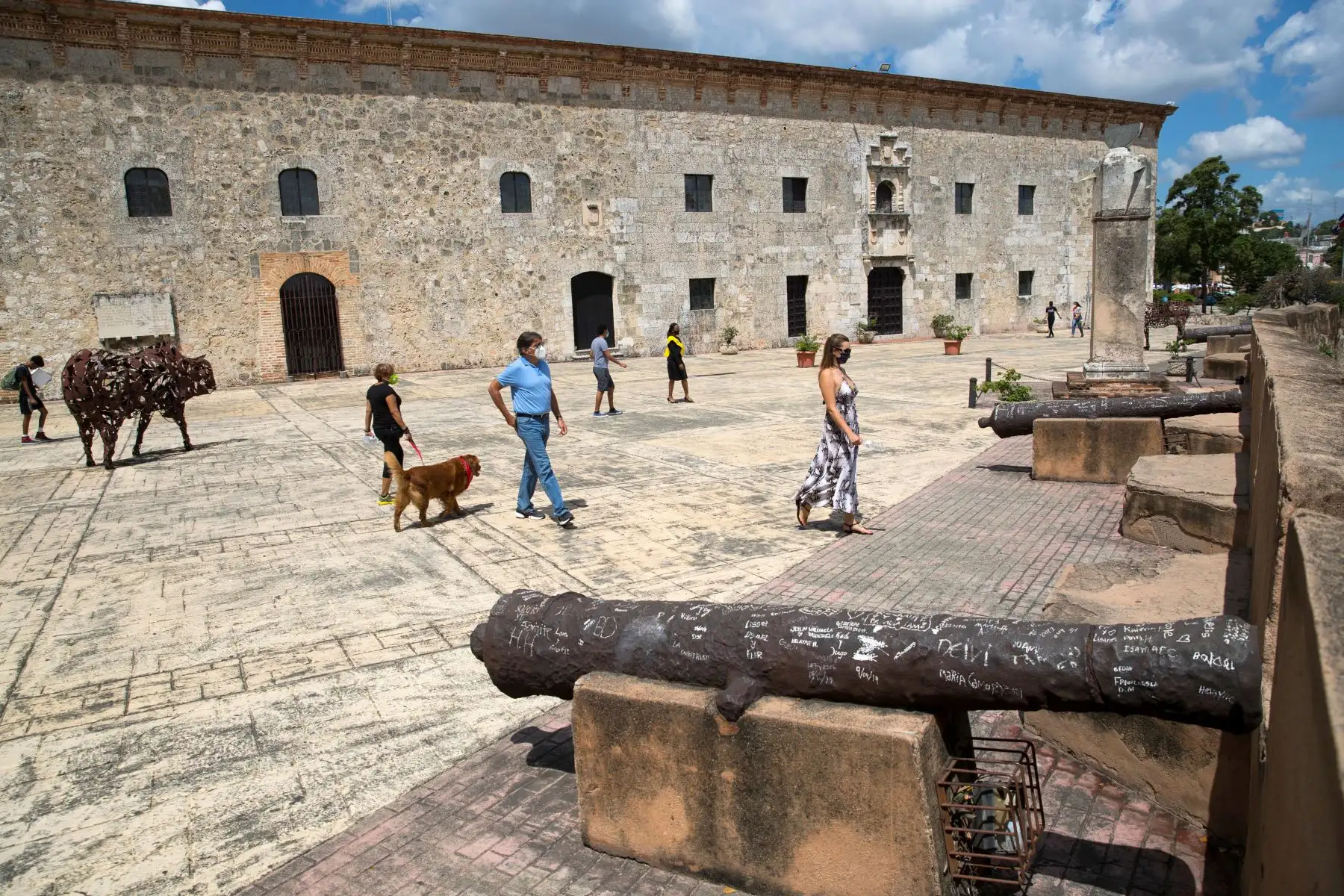 Personas caminan junto al Museo de las Casas Reales que se encuentra cerrado desde hace meses, en la turística Zona Colonial de Santo Domingo (República Dominicana). El turismo mundial celebra este domingo su "día mundial" sumido en la peor crisis de su historia, con una caída de los viajes internacionales que rondará el 70 % en este 2020 marcado por la pandemia de la covid-19.
Foto: EFE