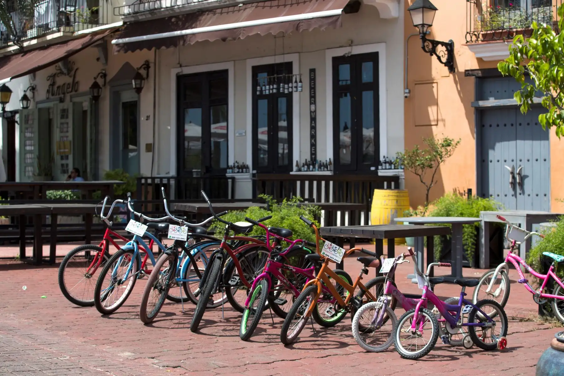 Vista de una tienda de alquiler de bicicletas y de restaurantes en la turística Zona Colonial de Santo Domingo (República Dominicana). El turismo mundial celebra este domingo su "día mundial" sumido en la peor crisis de su historia, con una caída de los viajes internacionales que rondará el 70 % en este 2020 marcado por la pandemia de la covid-19.