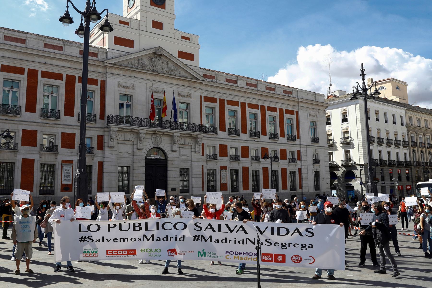 Concentración convocada por sindicatos, asociaciones y partidos de izquierda en la puerta de El Sol, entre otros puntos de Madrid, como protesta contra las restricciones a la movilidad que pondrá en marcha el Gobierno regional en 45 zonas para tratar de frenar la expansión del coronavirus. Foto: EFE