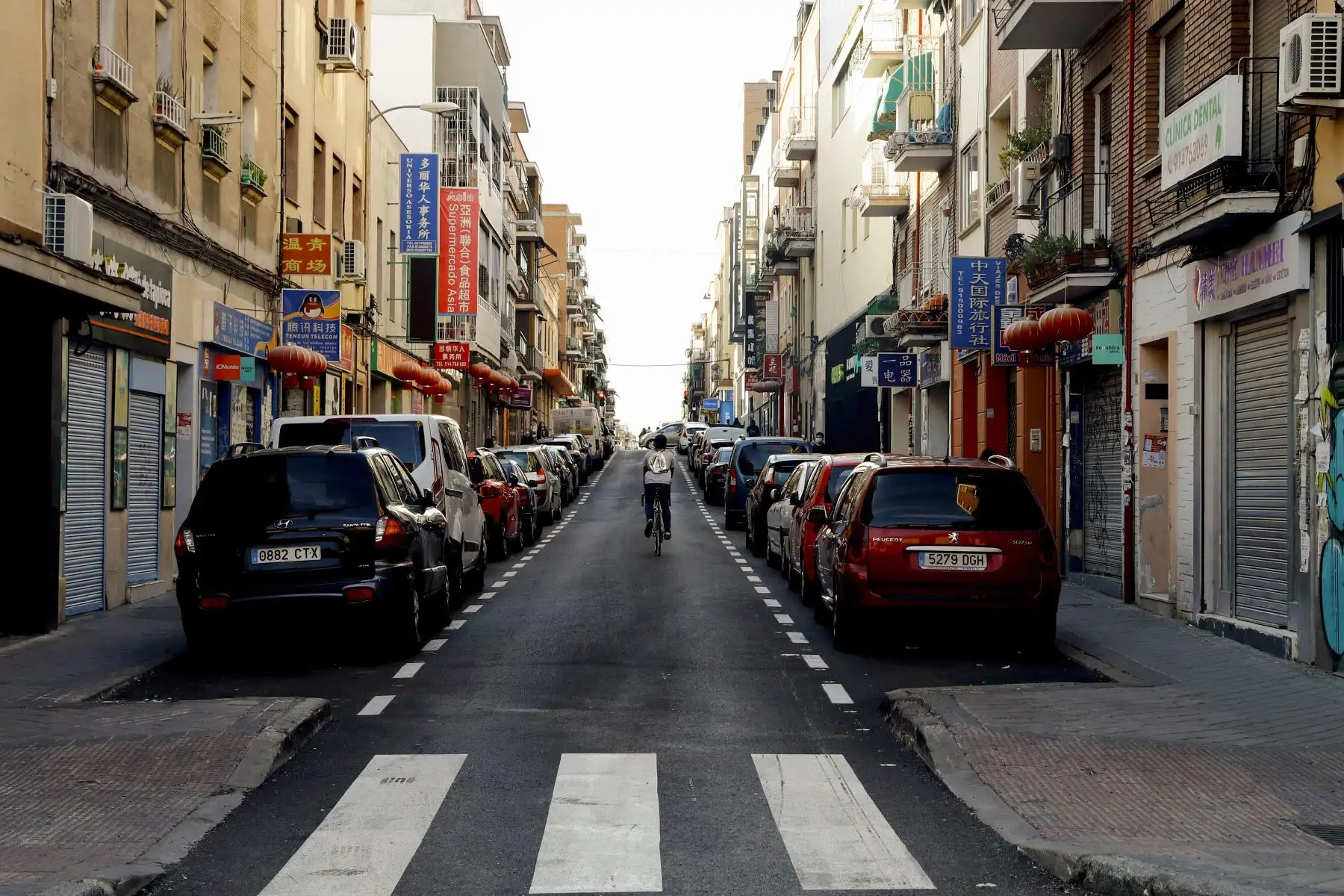 Un ciclista circula por una calle desierta en Usera, uno de los barrios afectados por las restricciones sanitarias, en Madrid. Foto: EFE