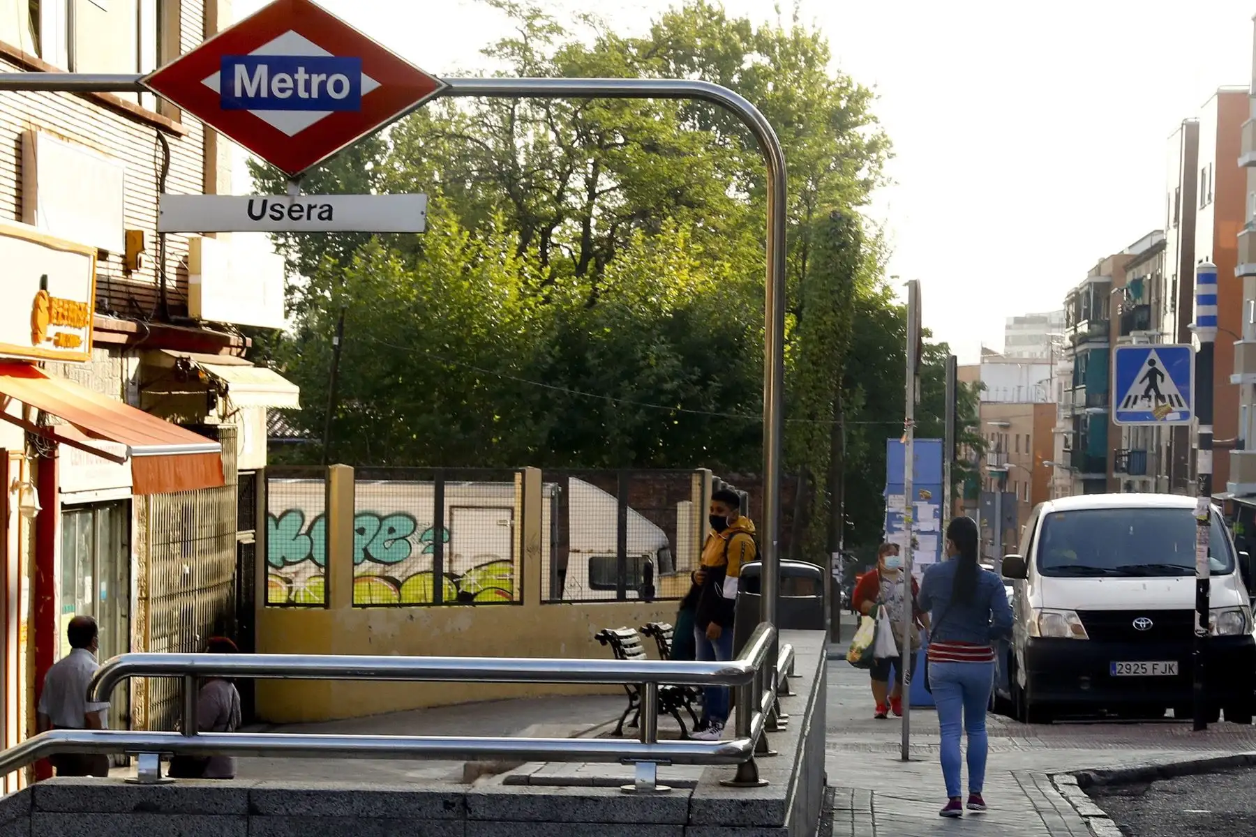 Personas transitan por una calle desierta en Usera, uno de los barrios afectados por las restricciones sanitarias, en Madrid. Foto: EFE