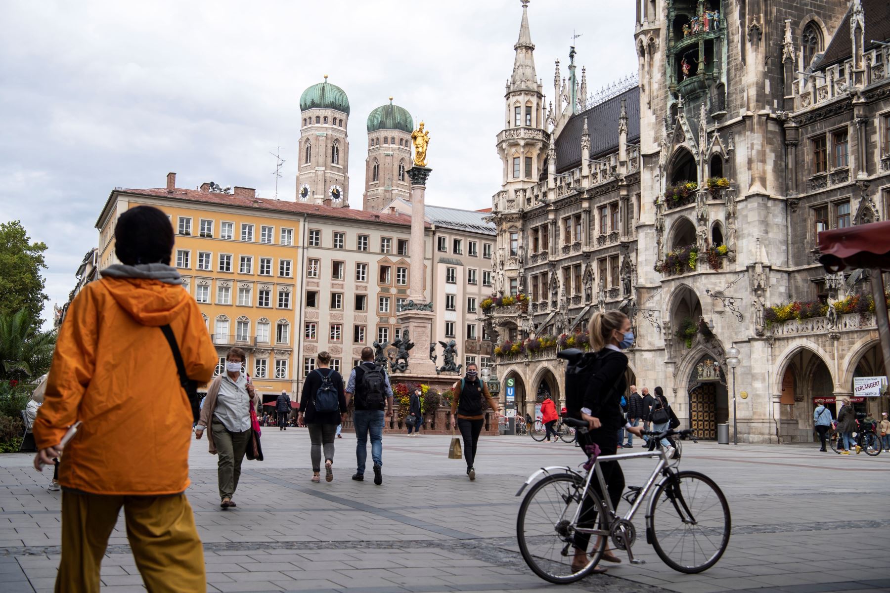 Personas transitan cubiertos con mascarillas por la Marienplatz, en Múnich, Baviera, Alemania, debido a un número creciente de casos de Covid-19. Foto: EFE