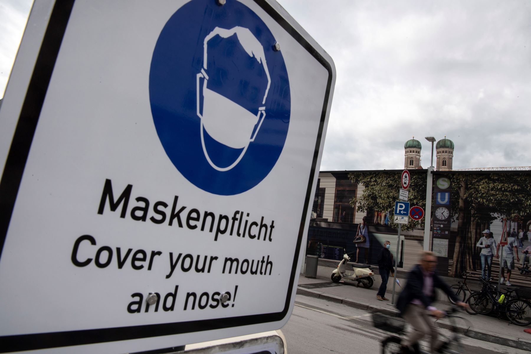 Un cartel indica que las mascarillas son obligatorias en el centro de la ciudad de Múnich, Baviera, Alemania. Foto: EFE