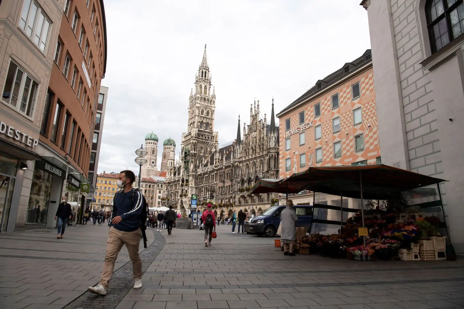 Personas transitan cubiertos con mascarillas por la Marienplatz, en Múnich, Baviera, Alemania, debido a un número creciente de casos de Covid-19. Foto: EFE