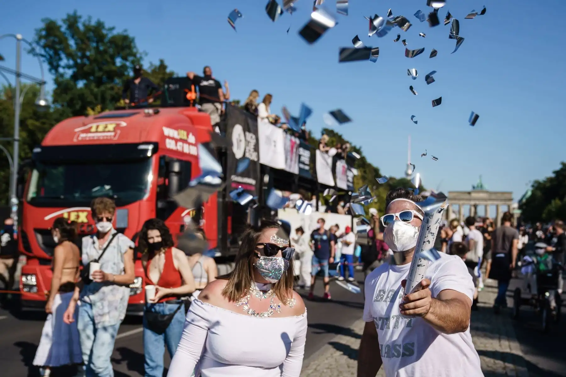 Los participantes sueltan purpurina frente a la Puerta de Brandenburgo durante el Desfile del Amor por la Paz Mundial, el pasado 21 de septiembre, en Berlín. Foto: EFE