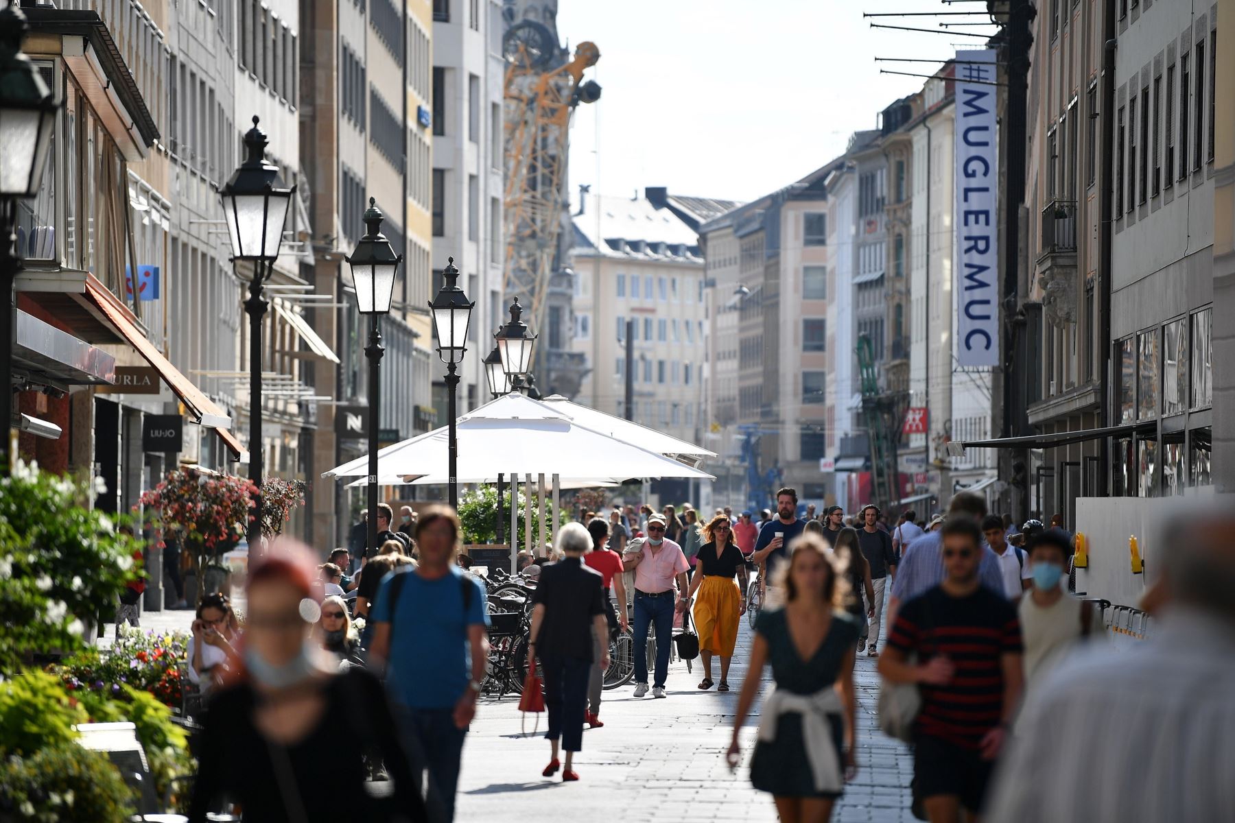 Un considerable número de peatones en el centro de Múnich pese al aumento de casos durante la pandemia por coronavirus. Foto: EFE