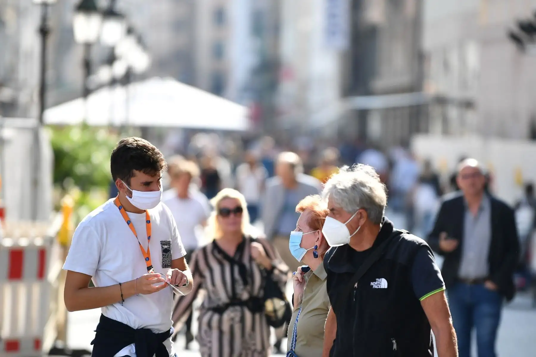 Personas transitan con mascarillas por el centro de Múnich ante el aumento de casos durante la pandemia por coronavirus. Foto: EFE