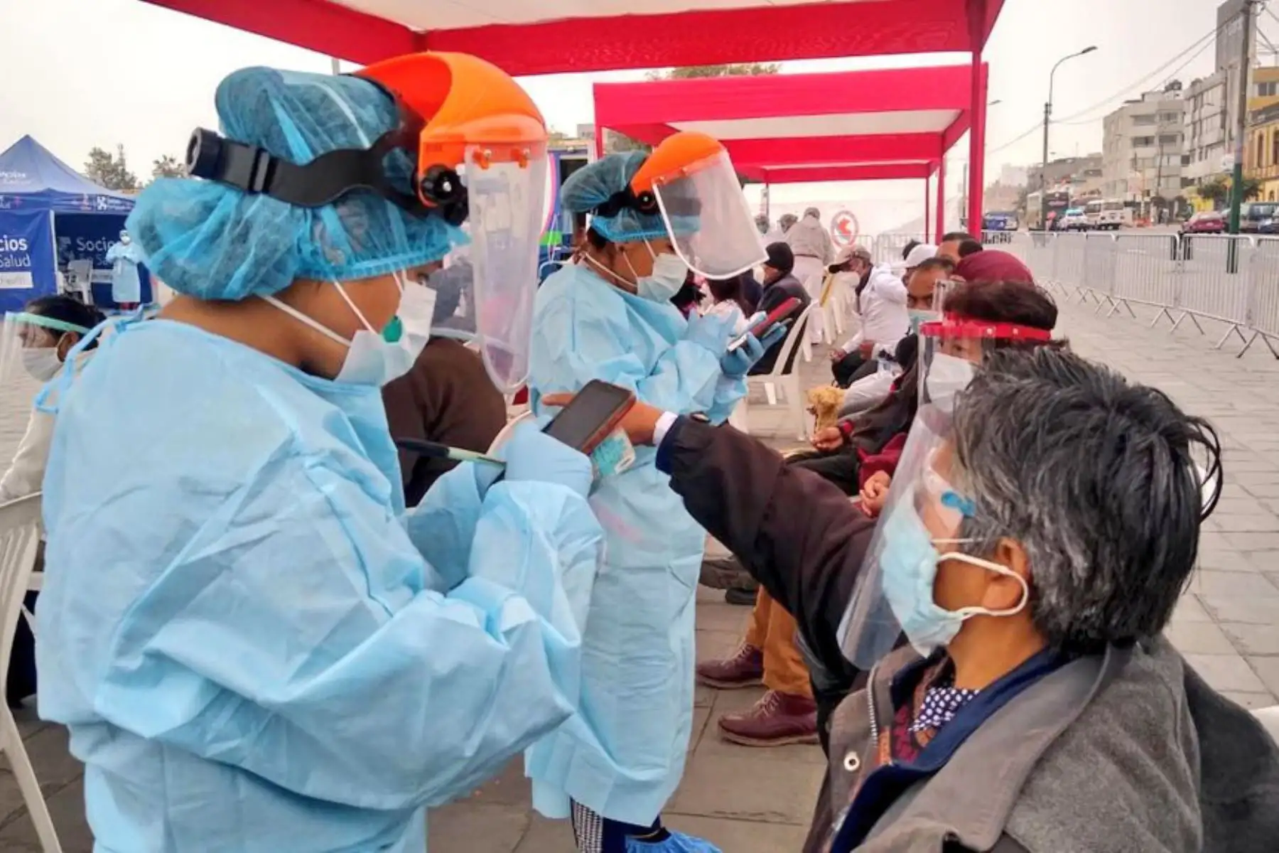 El TB Móvil y especialistas del Minsa llegaron esta mañana a la Plaza Manco Cápac, en el distrito de La Victoria, para brindar a los vecinos descarte de tuberculosis y VIH.
Foto:ANDINA/Minsa
