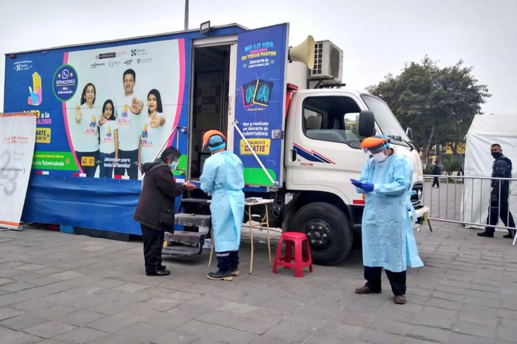 El TB Móvil y especialistas del Minsa llegaron esta mañana a la Plaza Manco Cápac, en el distrito de La Victoria, para brindar a los vecinos descarte de tuberculosis y VIH.
Foto:ANDINA/Minsa