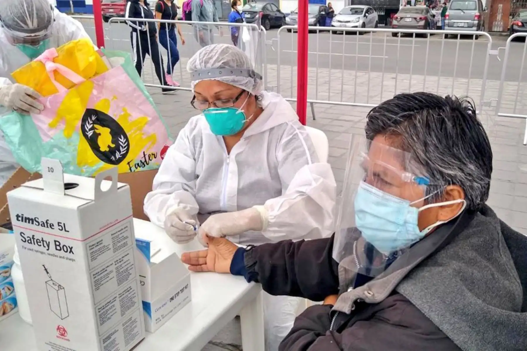 El TB Móvil y especialistas del Minsa llegaron esta mañana a la Plaza Manco Cápac, en el distrito de La Victoria, para brindar a los vecinos descarte de tuberculosis y VIH.
Foto:ANDINA/Minsa