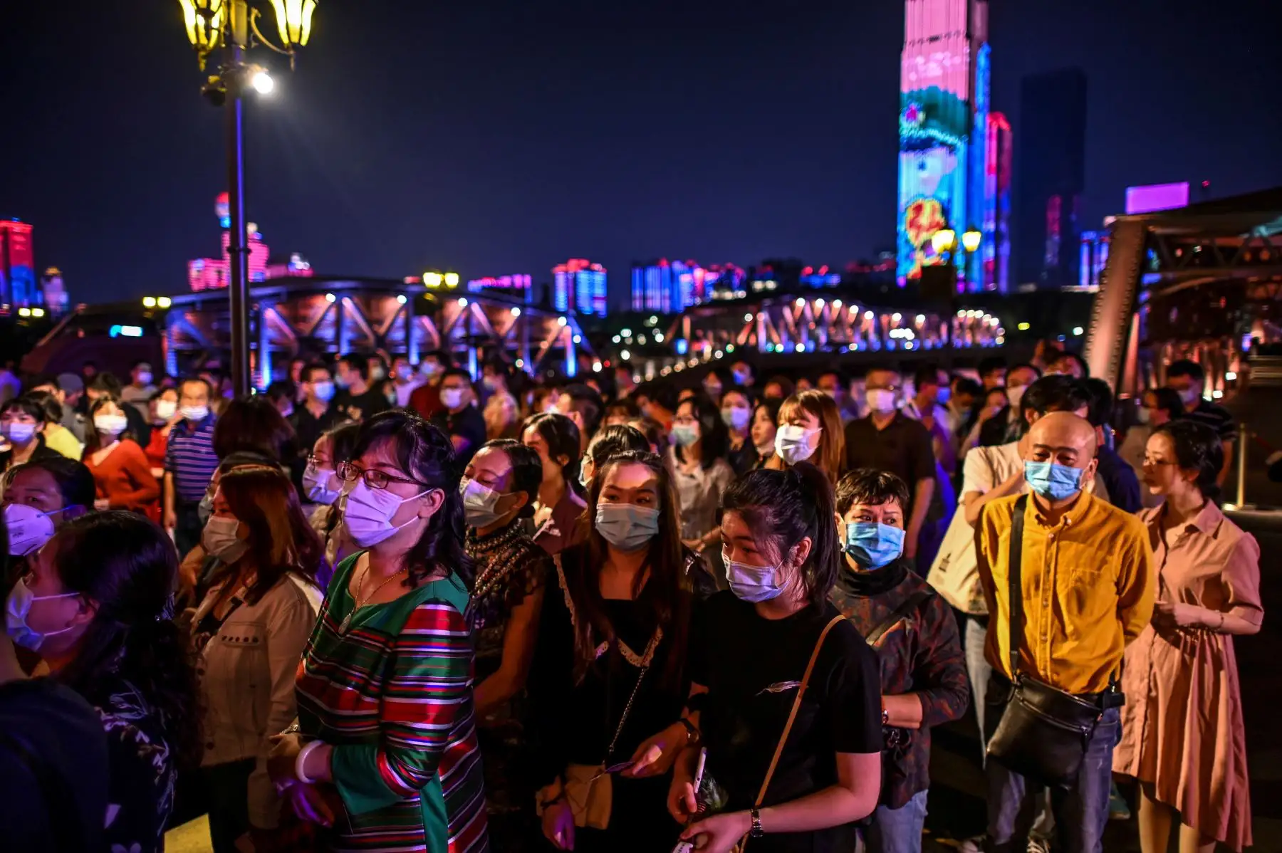 Pasajeros que usan mascarillas como medida preventiva contra el coronavirus esperan para abordar un barco al estilo del siglo pasado, que presenta un drama teatral ambientado entre las décadas de 1920 y 1930 en Wuhan. Foto: AFP