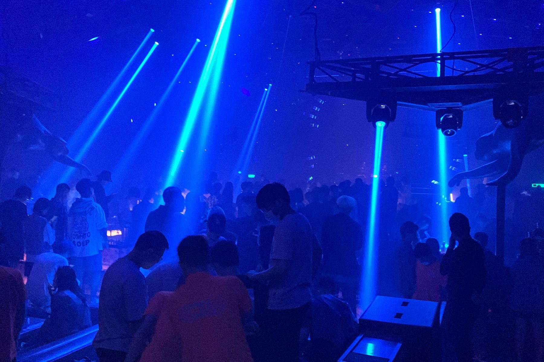 Personas en disfrutan en un club de la ciudad de Wuhan, en la provincia central de Hubei, en China. Foto: AFP