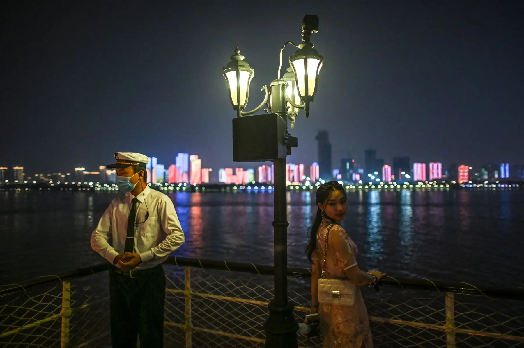 Una joven posa para una foto con un guardia de seguridad en Wuhan, la provincia central china de Hubei. Foto: AFP