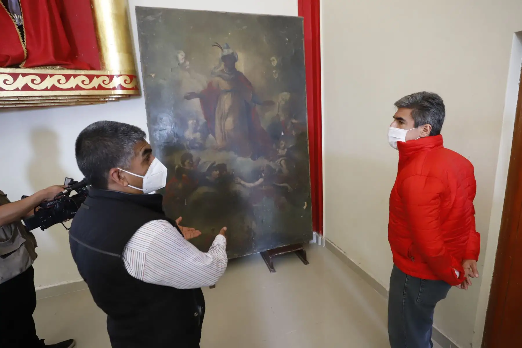 Ministro de Cultura, Alejandro Neyra visita la Iglesia La Quebrada, que tiene como patrona a Santa Efigenia y a la Virgen del Tránsito. Destacan en la iglesia la presencia de lienzos de alrededor del año 1700, traídos por la Orden de los Camilos.
Foto: Mincul