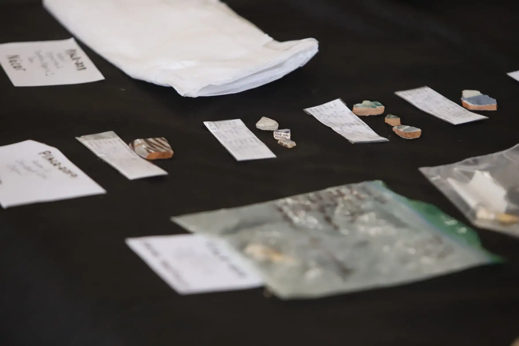 Ministro de Cultura, Alejandro Neyra observa hallazgos en la Quebrada en Cañete. En el 2017 se iniciaron los trabajos de investigación y se intensificaron luego las excavaciones. Han sido alrededor de 150 cuerpos los encontrados, que datan del periodo 1742-1840.
Foto: Mincul