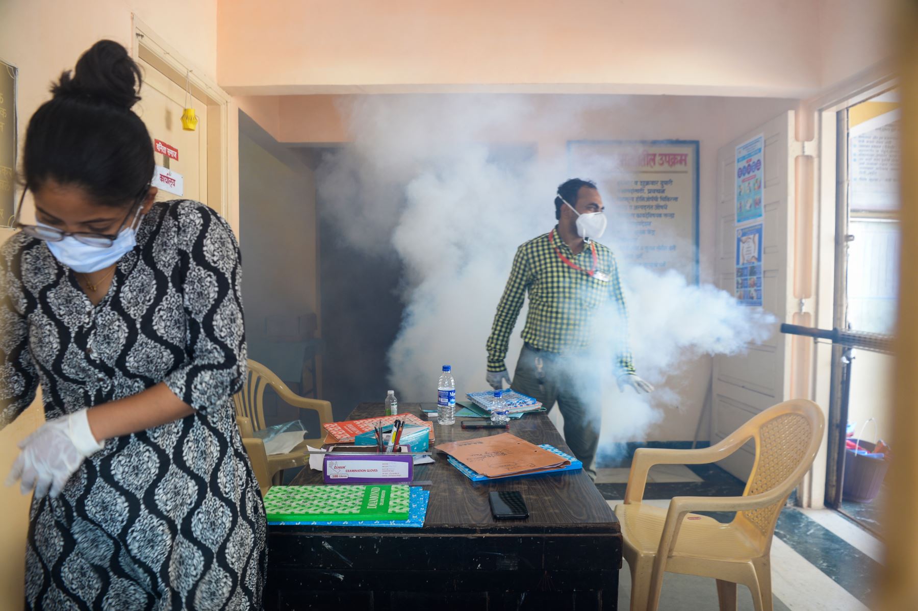 Un hombre pasa por la fumigación en un centro de aislamiento del coronavirus. Esto como medida preventiva contra los mosquitos portadores de enfermedades, en Mumbai. Foto: AFP
