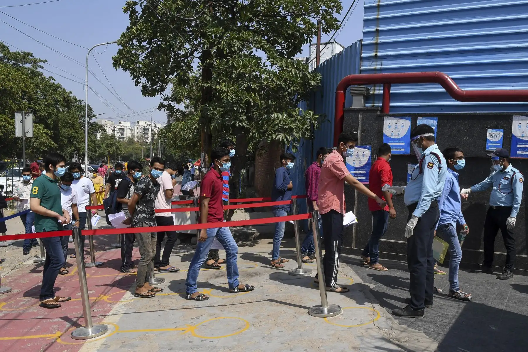 A los estudiantes se les controla la temperatura cuando llegan para rendir la prueba de ingreso a las mejores universidades nacionales de ingeniería, en Noida. Foto: AFP