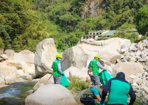 Brigadas de limpieza retiran cuatro toneladas de residuos sólidos de ríos que cruzan el distrito de Machu Picchu, región Cusco.